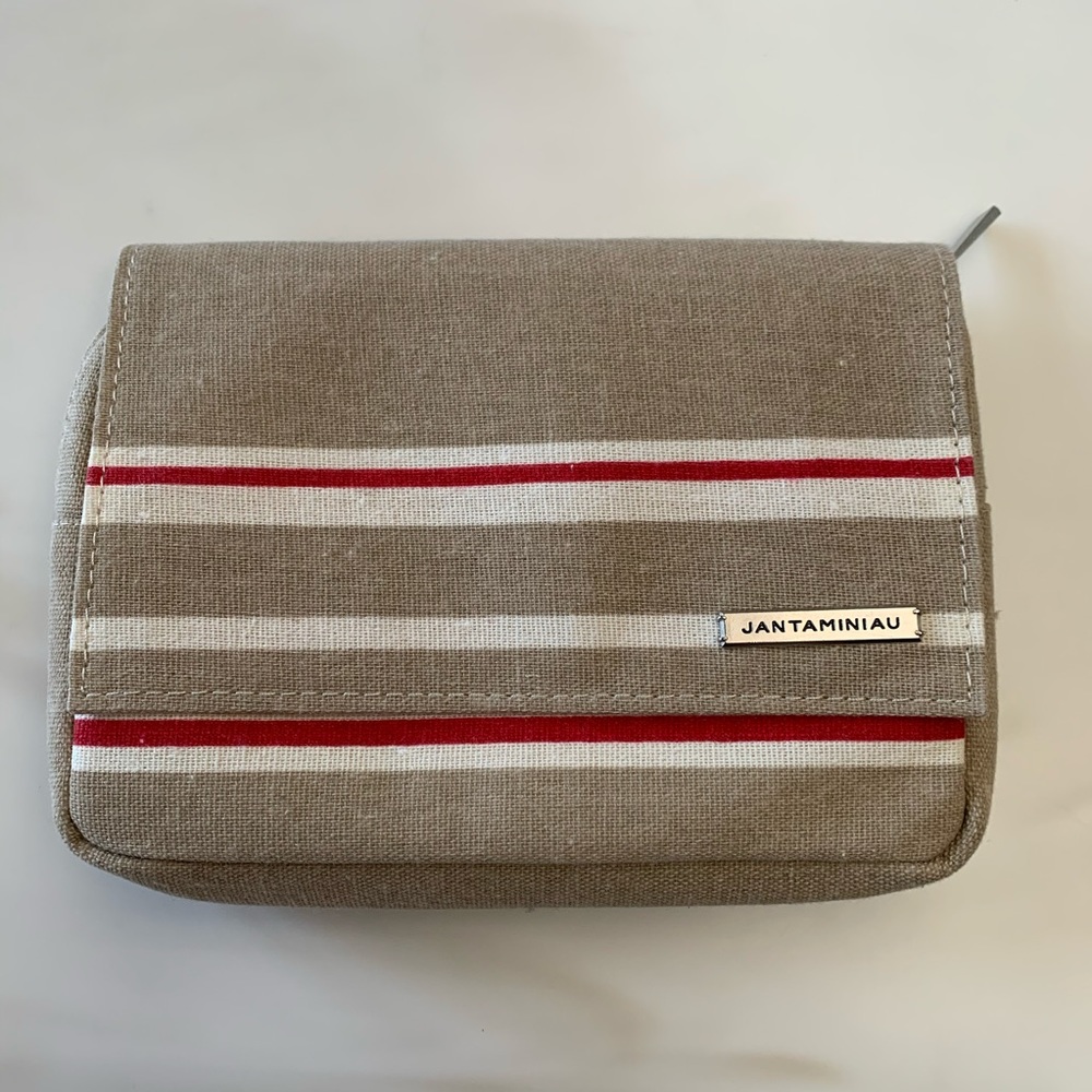 NWOT Jantaminiau toiletry case